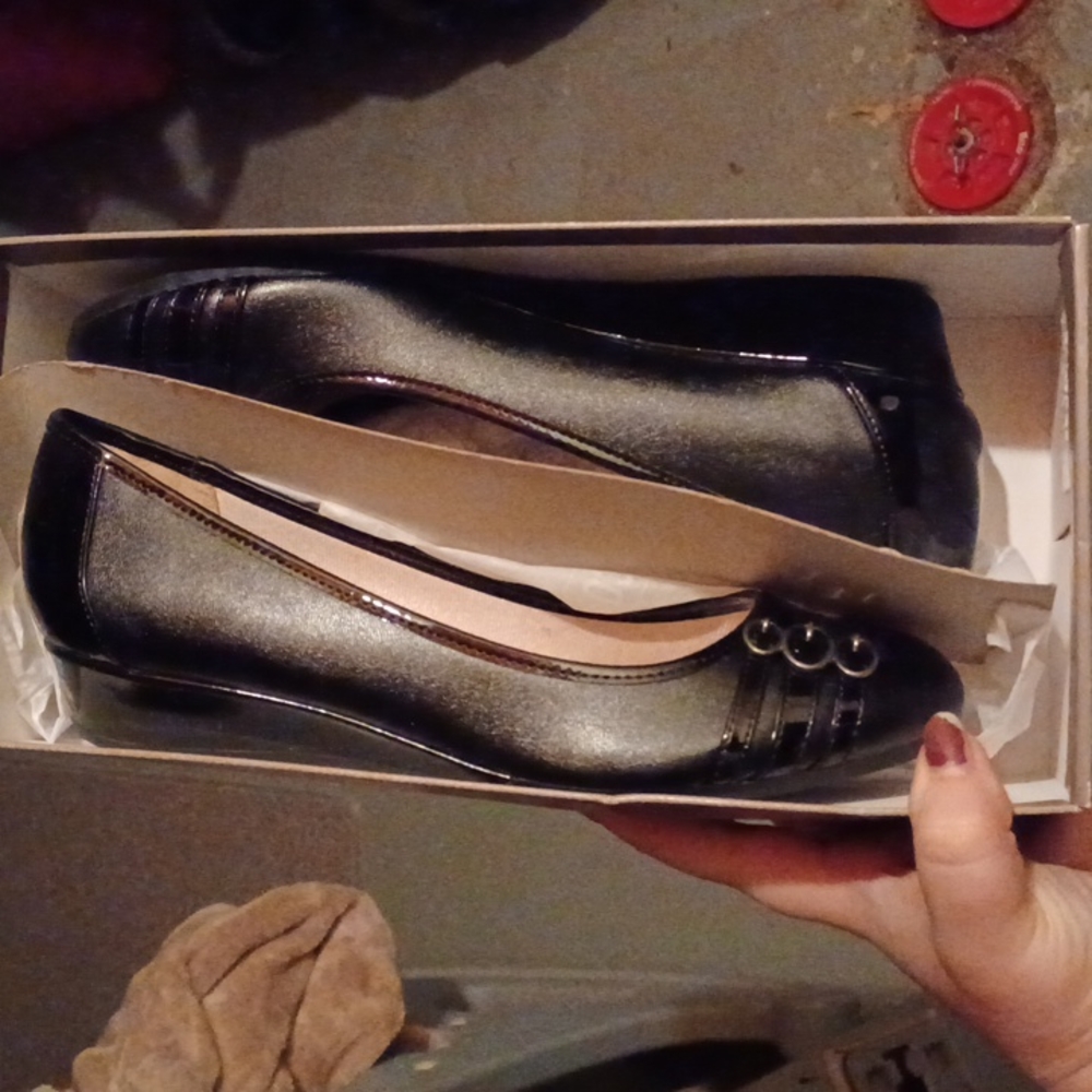 Black flat dress shoes